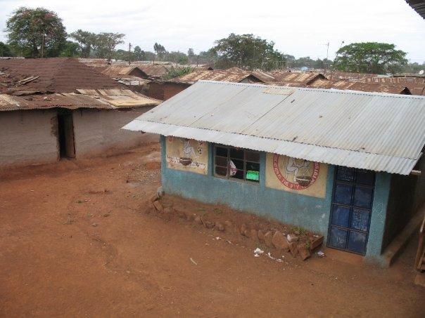 A small classroom building with a corrugated metal roof in Kibera, Nairobi